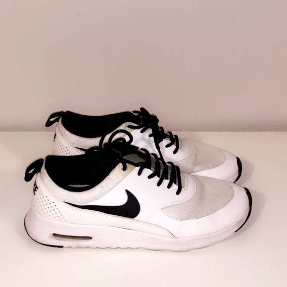 Black and white nike shoes - Picture 1 of 2